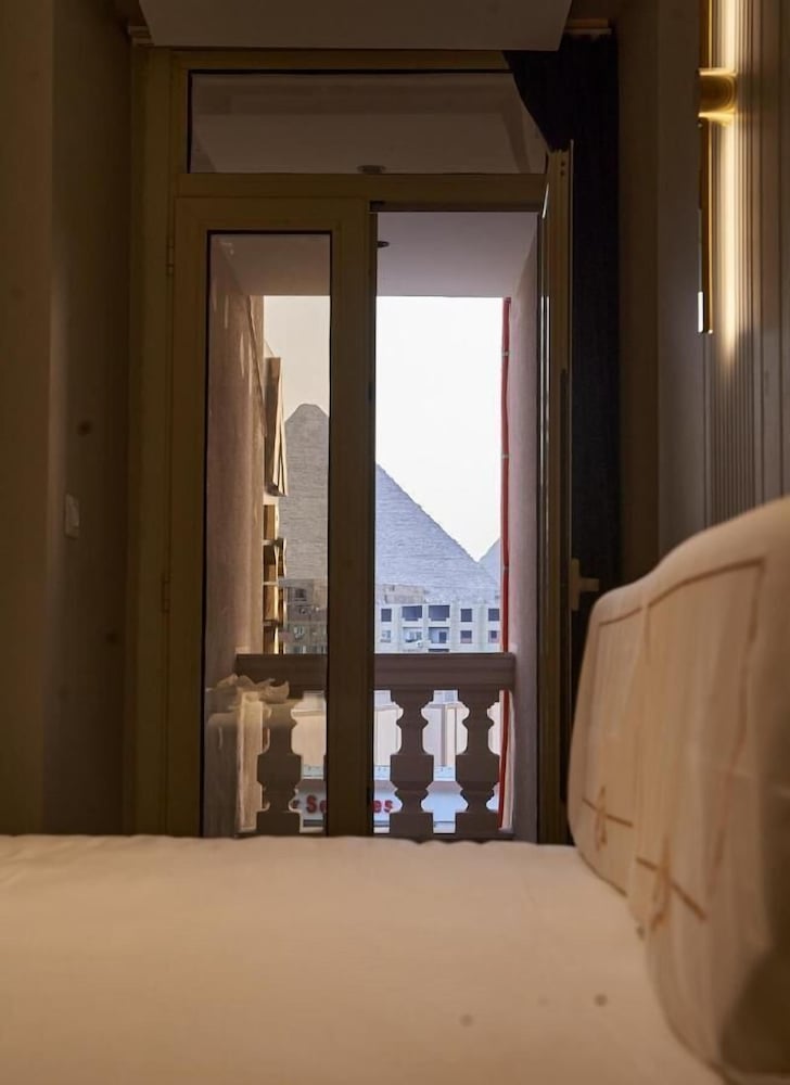 Pyramids Charm Hotel 48/72