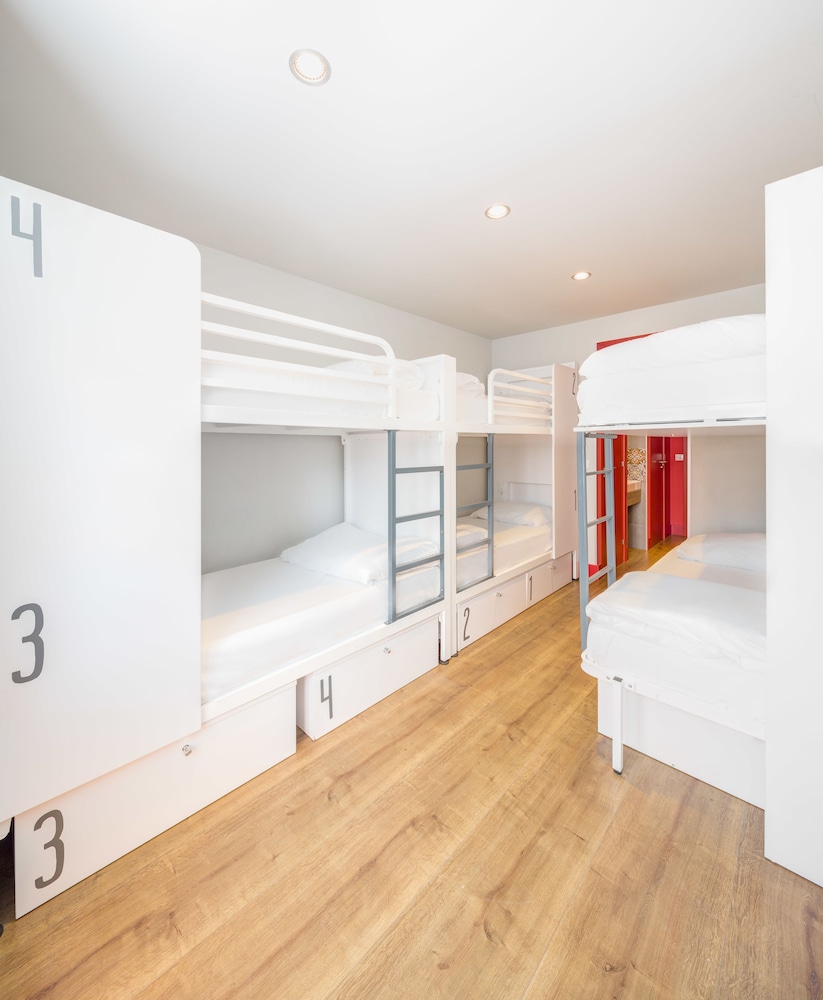 FEMALE ONLY, 6 BEDS, PRIVATE BATHROOM