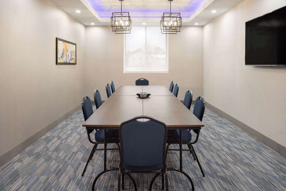 La Quinta Inn & Suites by Wyndham Williston Burlington 15/23
