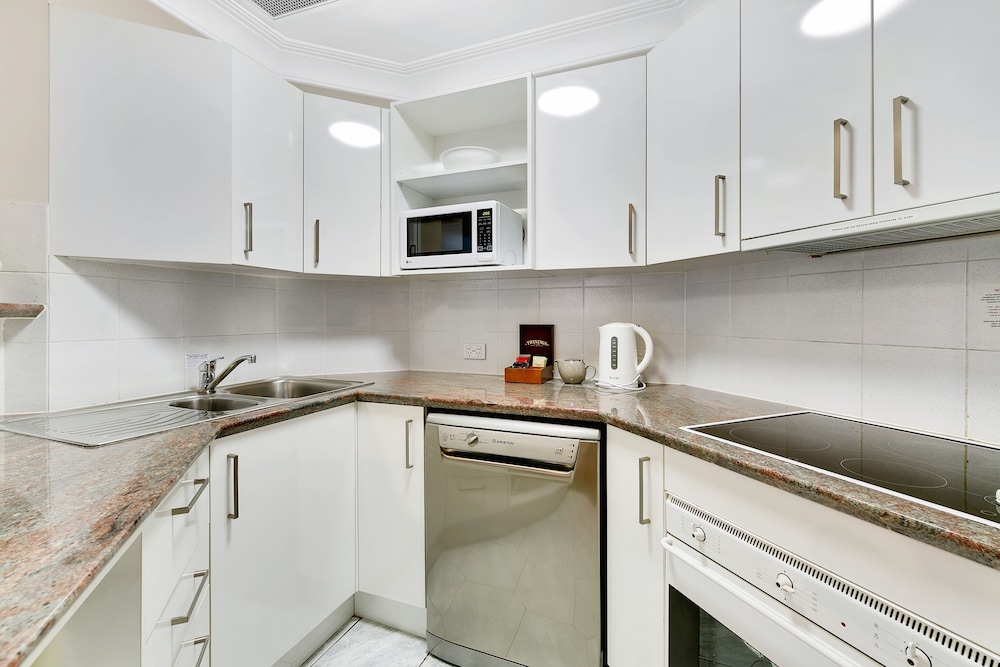 The Manor Apartment Hotel 56/56