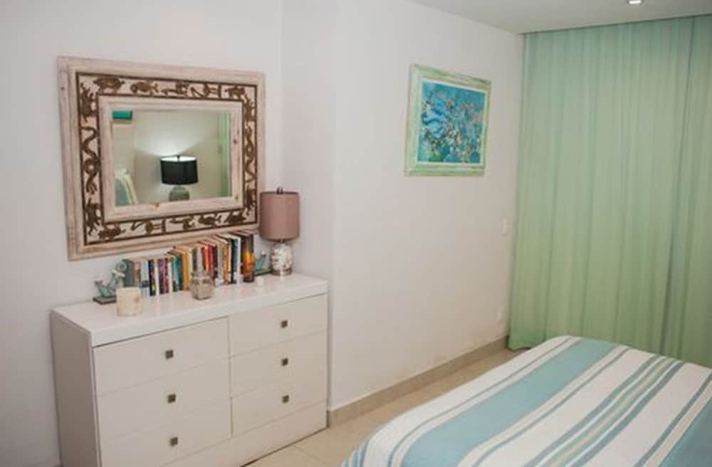 Grand Venetian Condominium 12/50