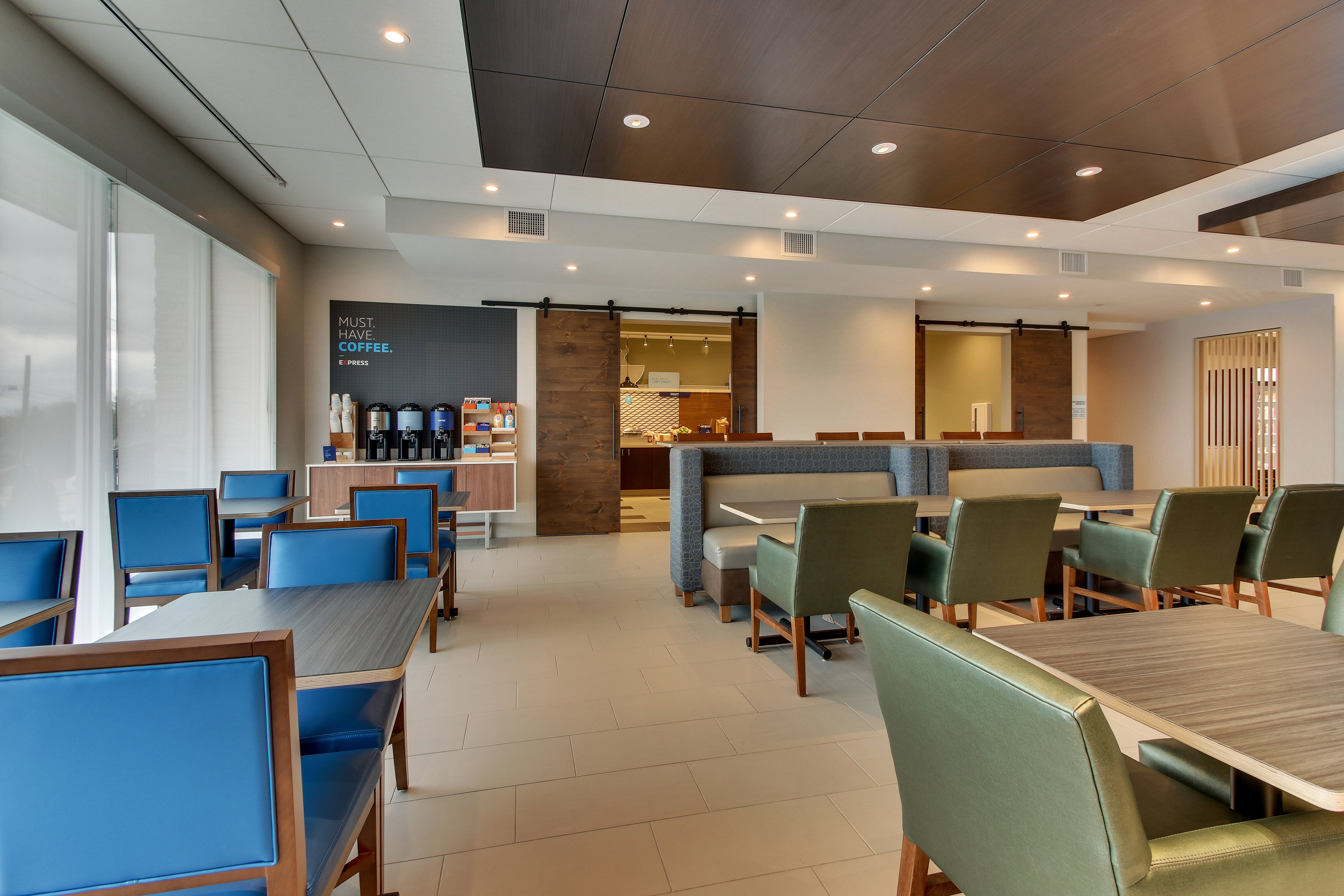 Holiday Inn Express & Suites Nashville Metrocenter Downtown 53/64