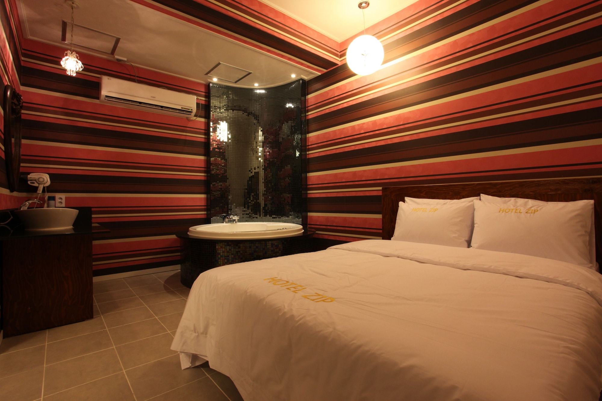 DELUXE, DOUBLE BED