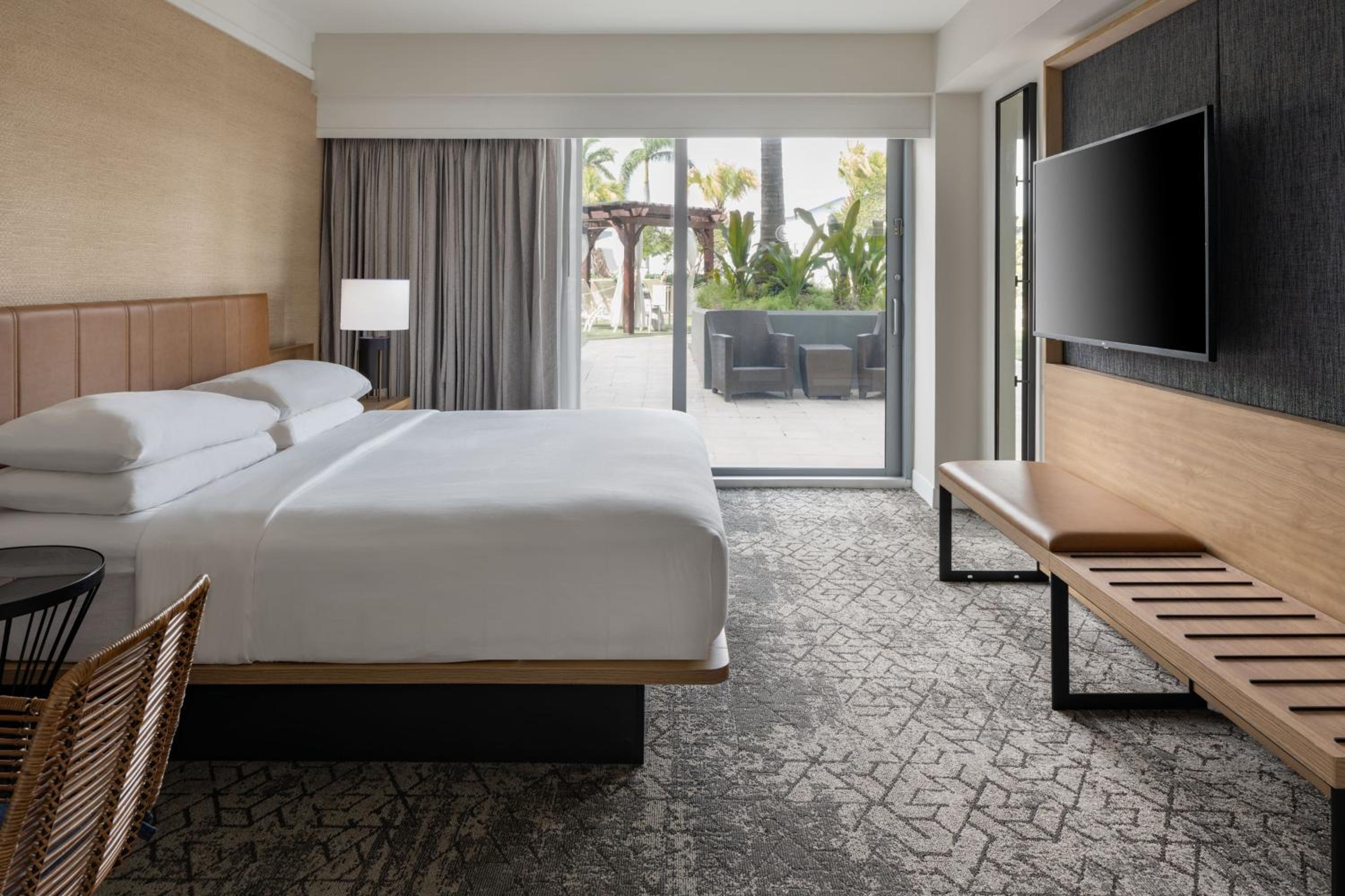 Suite, King Bed, Sun Deck, Sofa 2/2