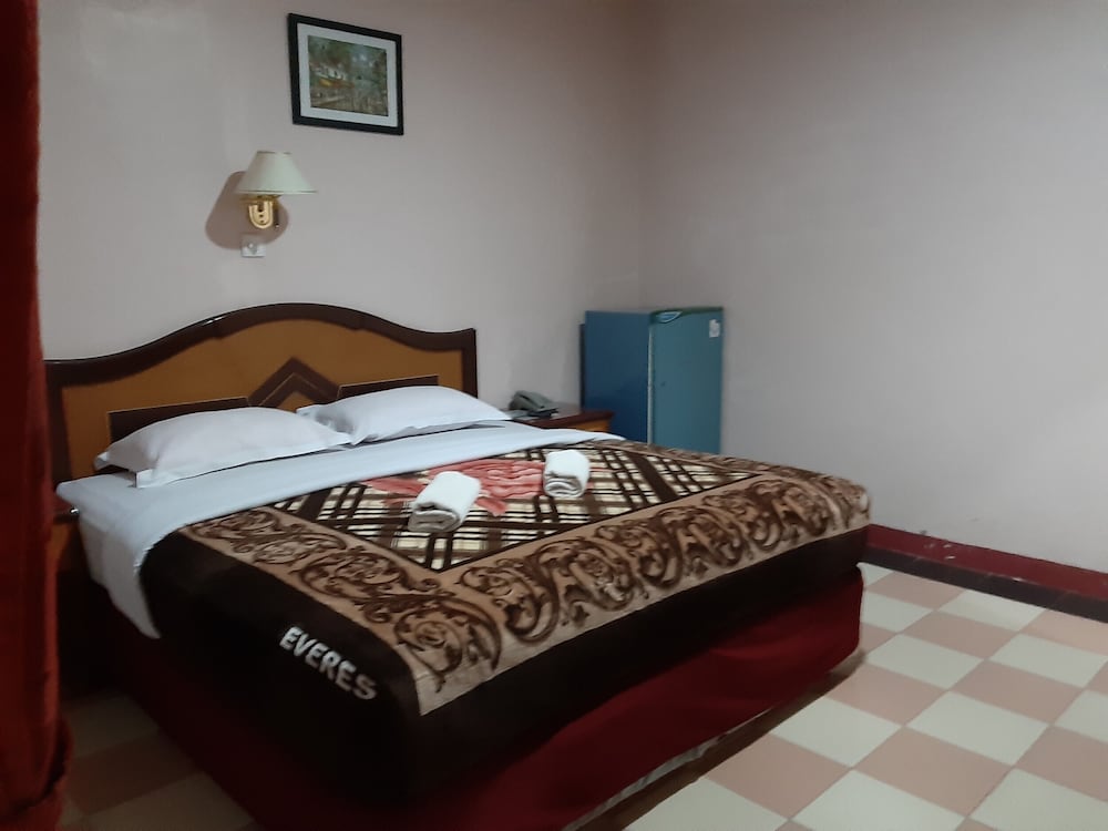 Hotel Parewisata 6/22