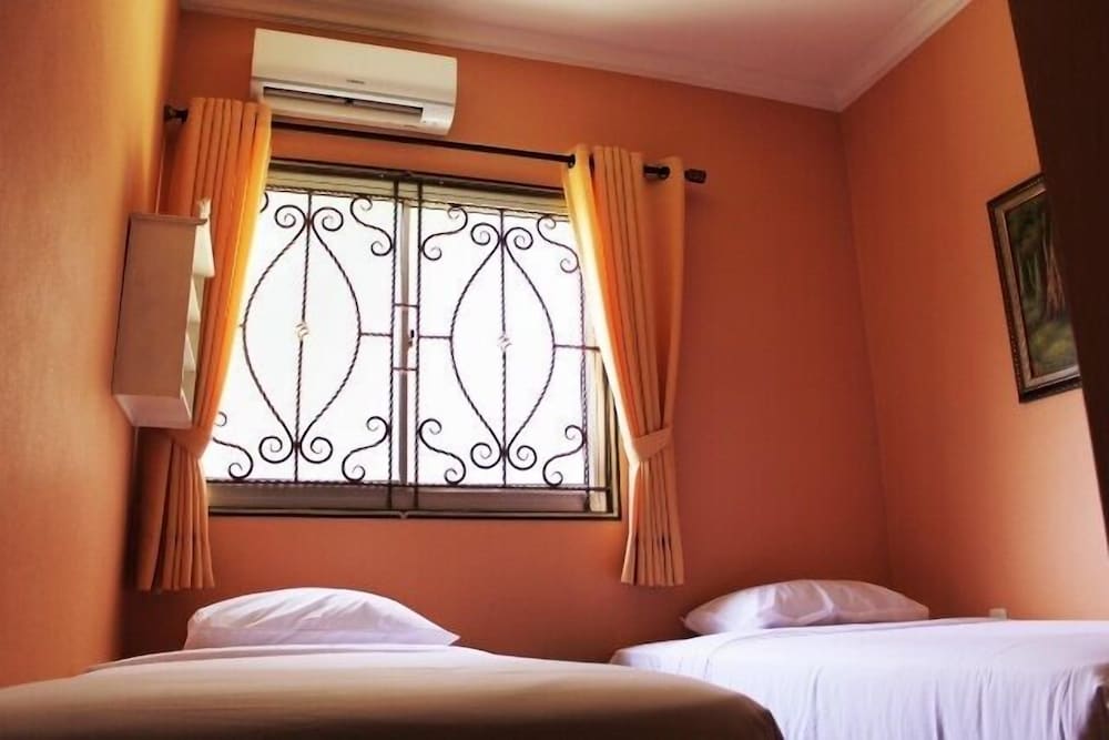 Twins Hotel Manggadua 33/65