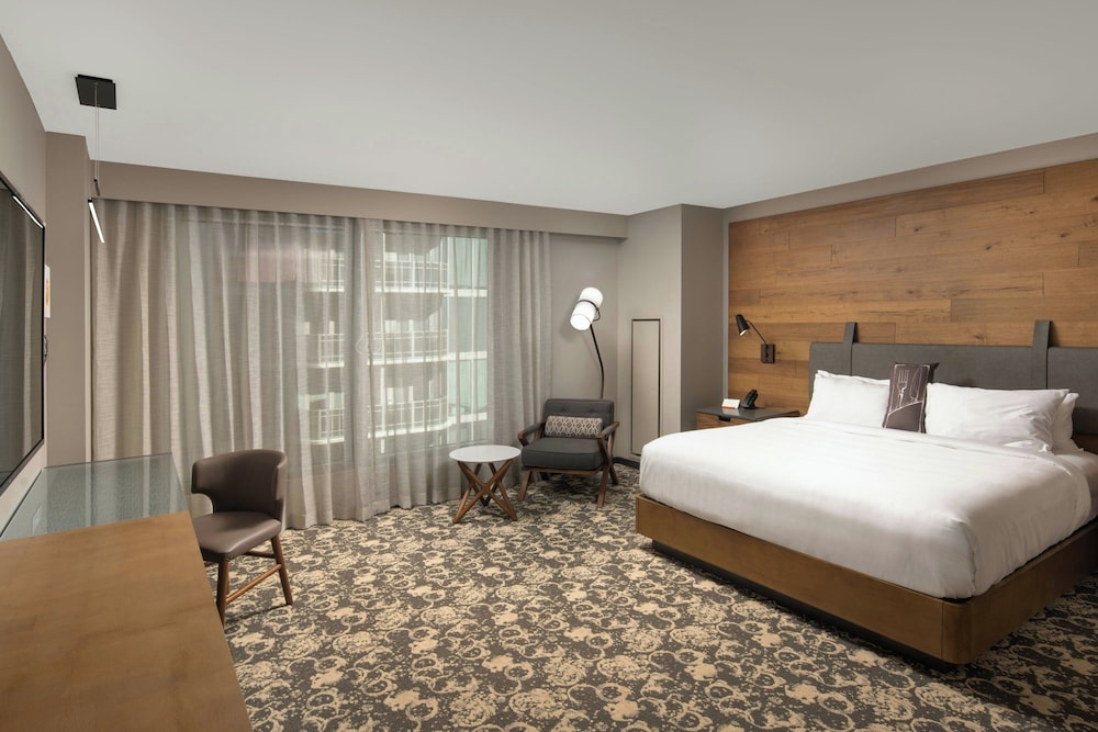 DELUXE, KING BED, CITY VIEW, ACCESSIBLE