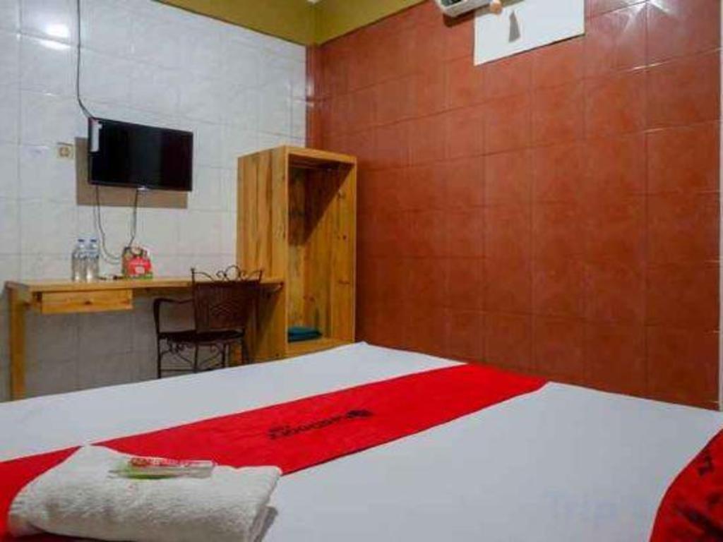 Reddoorz Plus Near Alun Alun Selatan 22/42