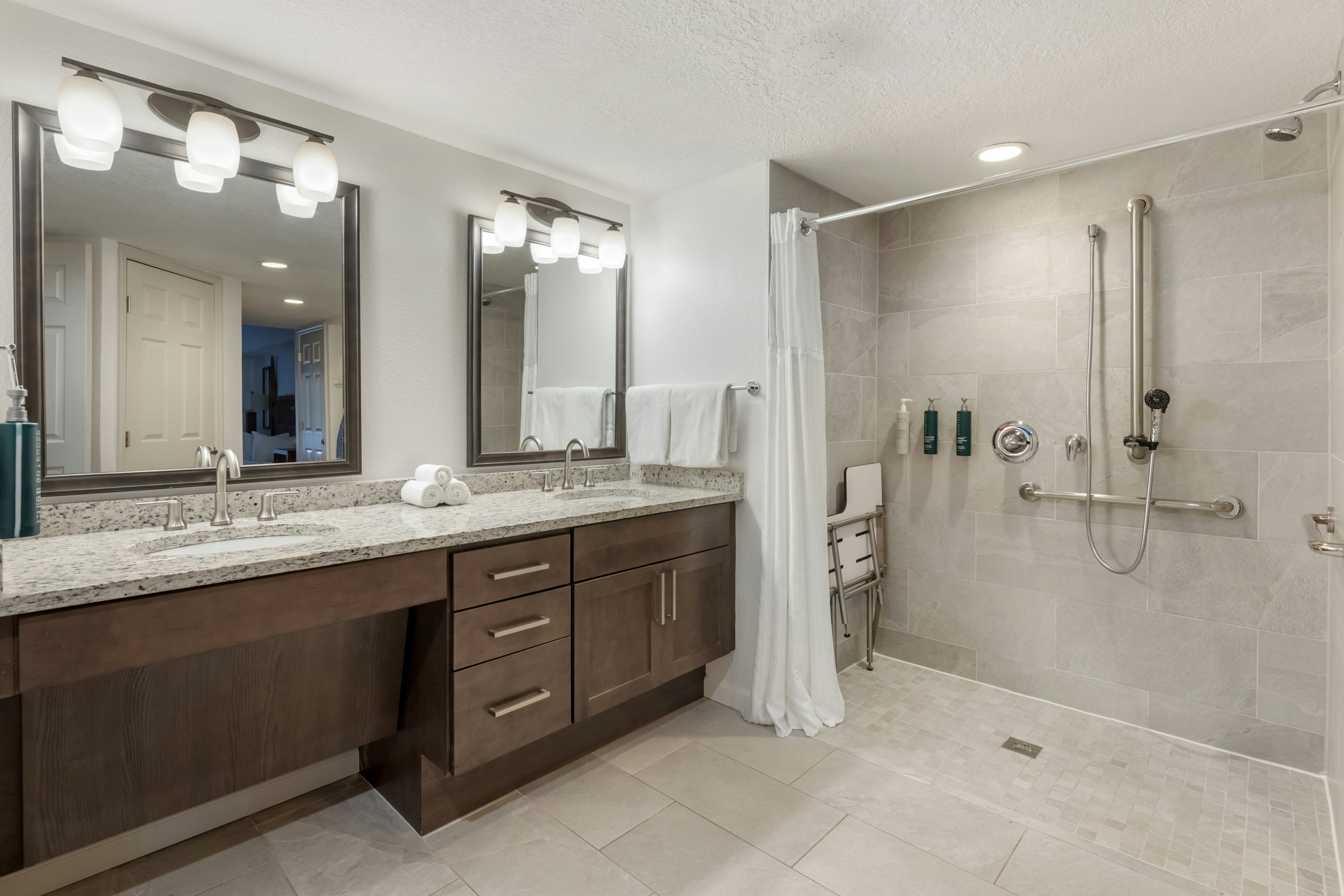 غرفة بسرير كينج بغرفة نوم واحدة لذوي الإعاقة، Hilton Vacation Club Aqua Sol Orlando West 3/3