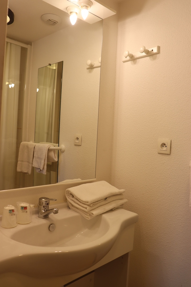 Village Hotel 31/33