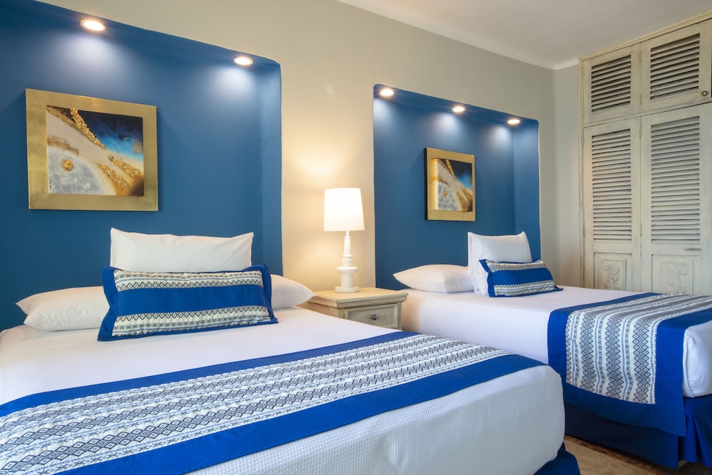 LUSH, 2 QUEEN BEDS, PARTIAL BAY VIEW