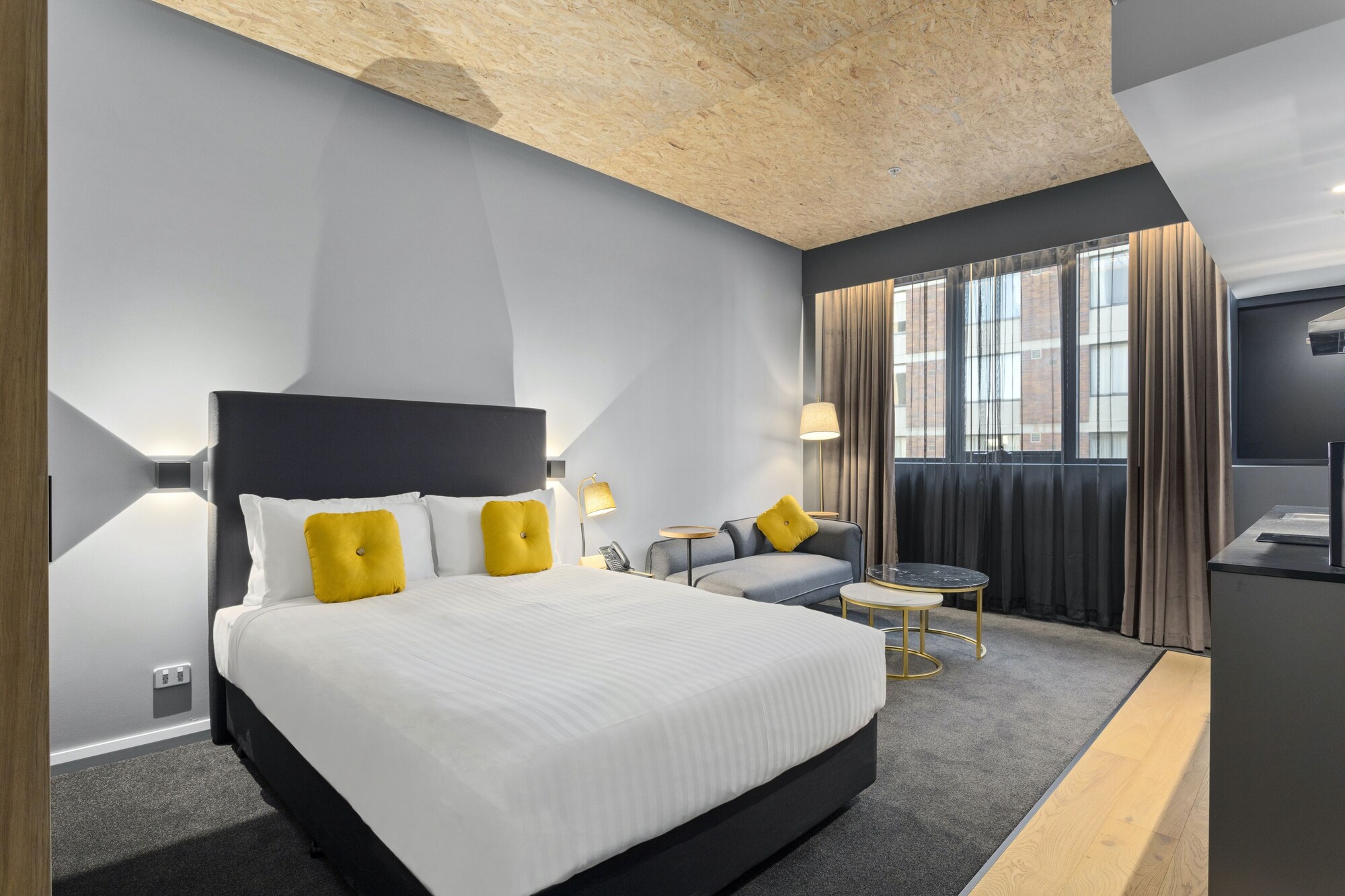 Studio, Queen Bed, Accessible