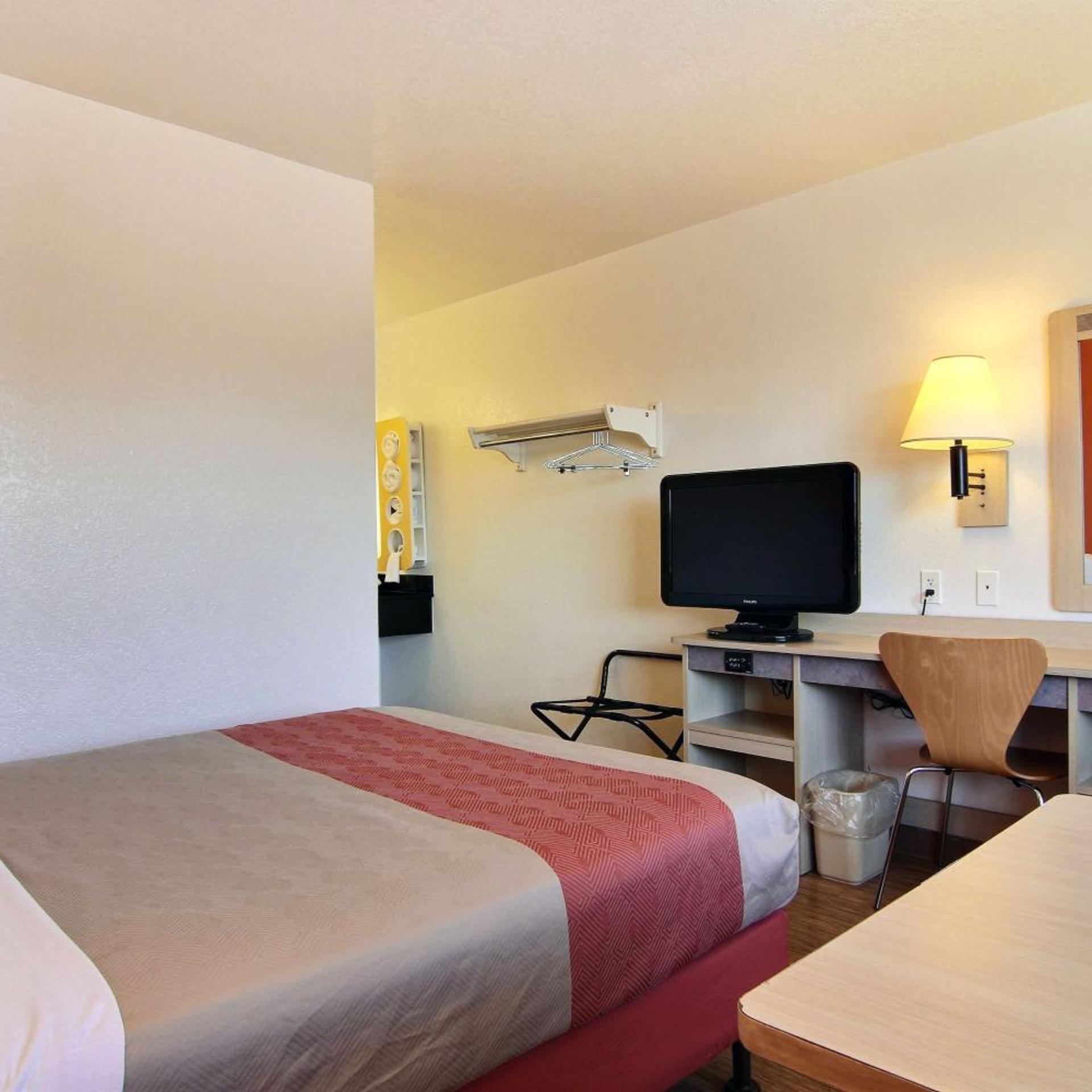 1 Queen Bed - ADA/Tub/Micfridge، Motel6 San Angelo, TX 9/10
