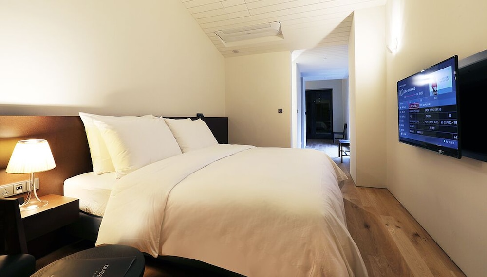 Hotel 498 10/42