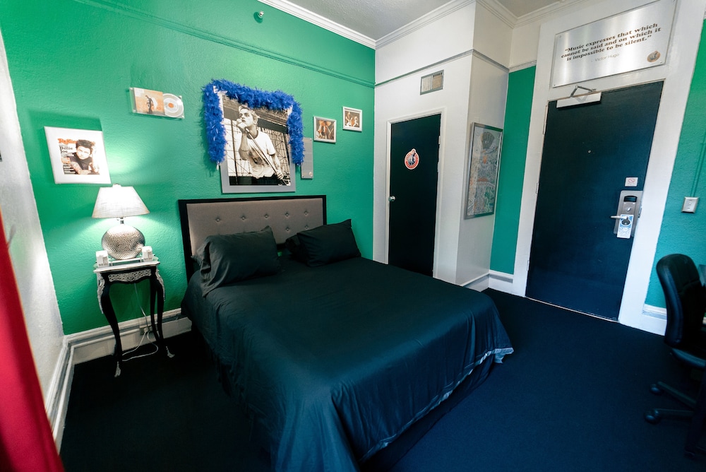 Green, Queen Bed, Shared Bathroom