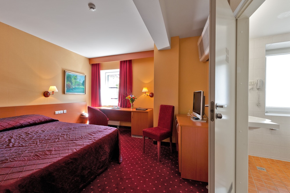 Business, Twin Beds, Art City Inn 2/4