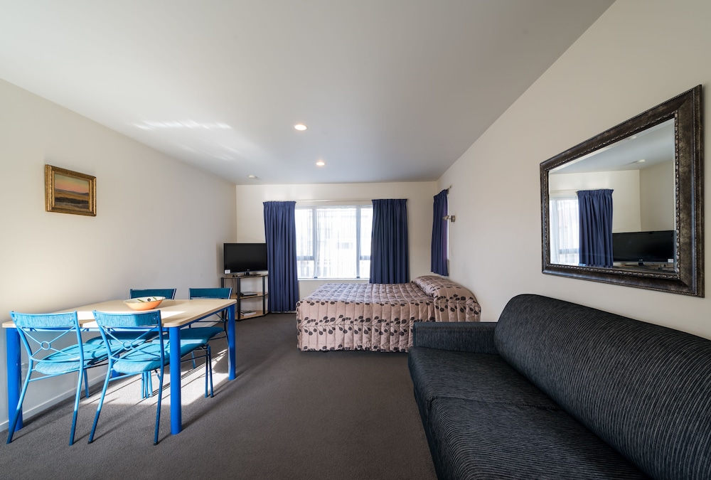 ANNABELLE COURT MOTEL 20/33