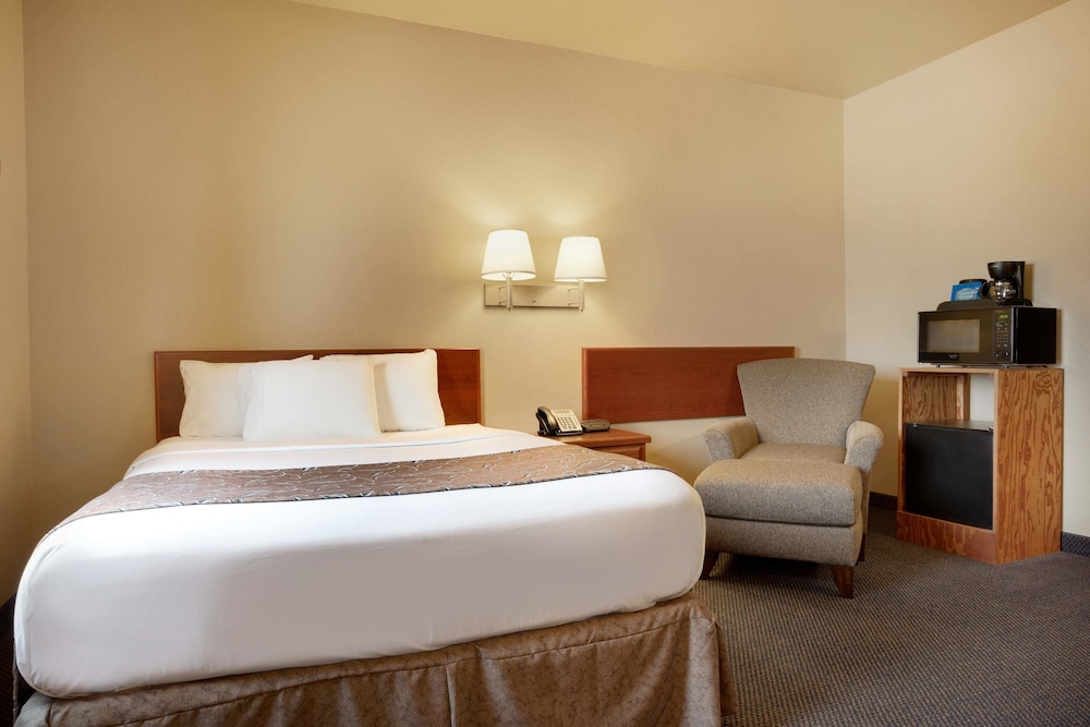 Travelodge by Wyndham Gillette 12/32