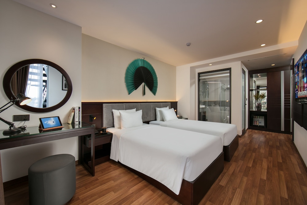 Senior, Twin Beds, City View