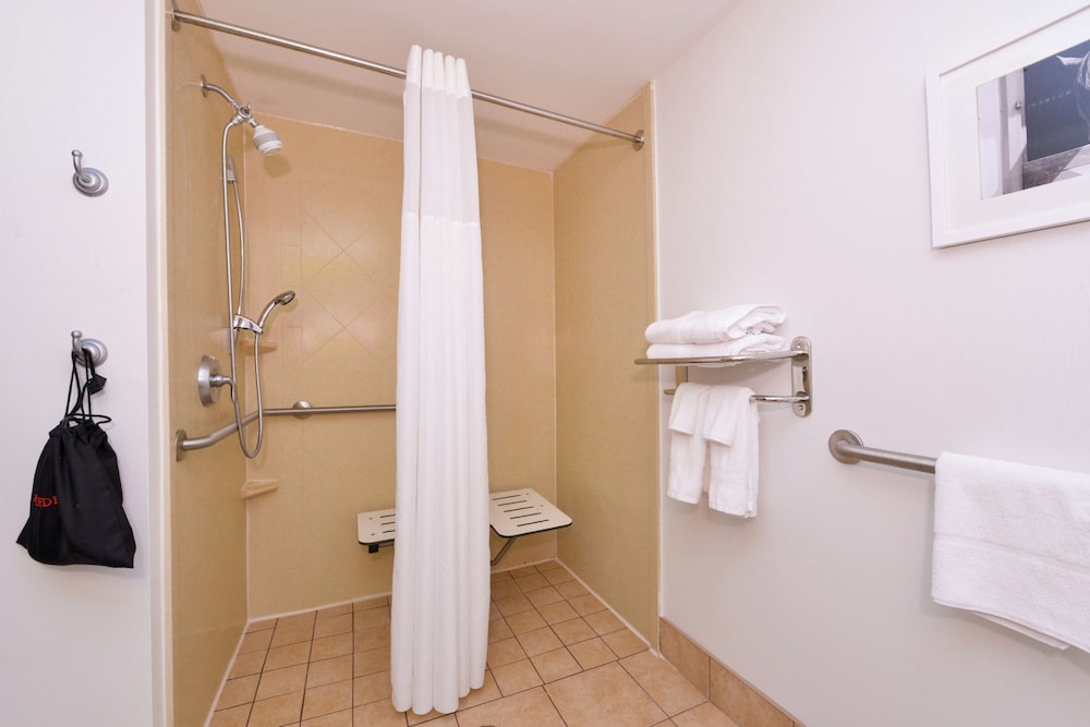 Hampton Inn Suites Wilmington 15/51