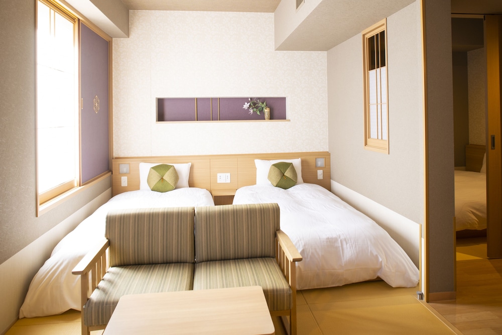 ROOM, TRIPLE, MULTIPLE BEDS