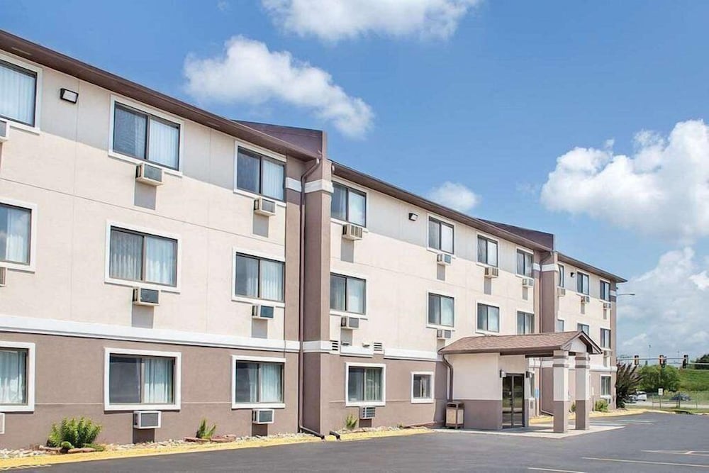 Boarders Inn and Suites by Cobblestone Hotels Waterloo 3/9