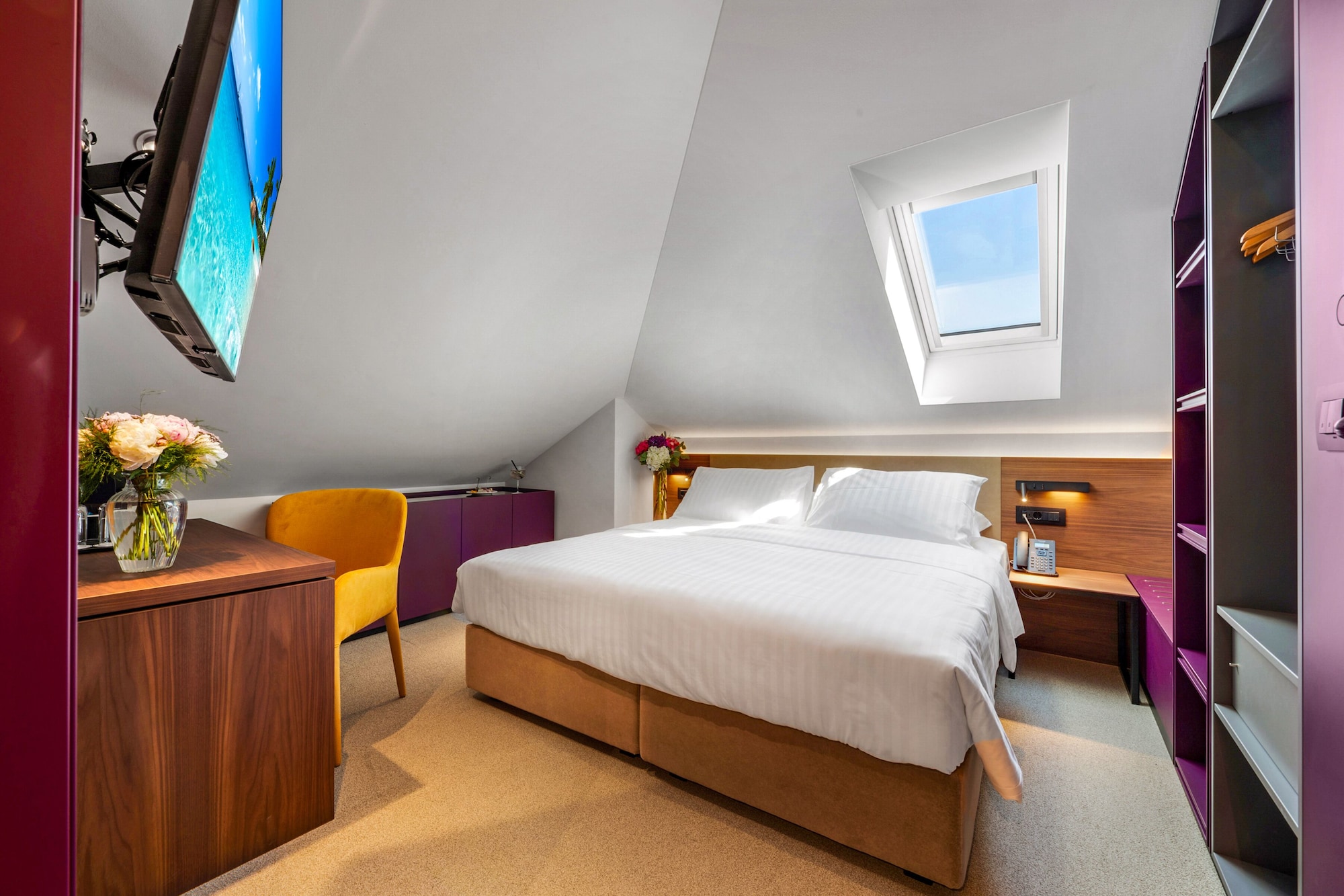 CLASSIC, KING BED, BALCONY, CORNER