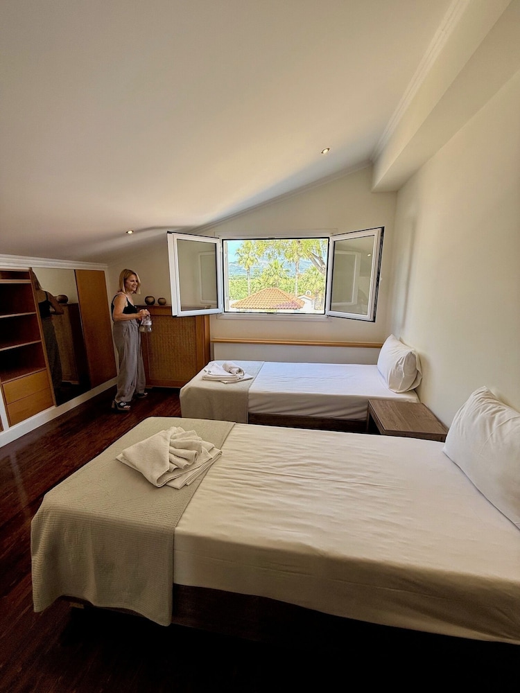 Paradise Apartments 28/75