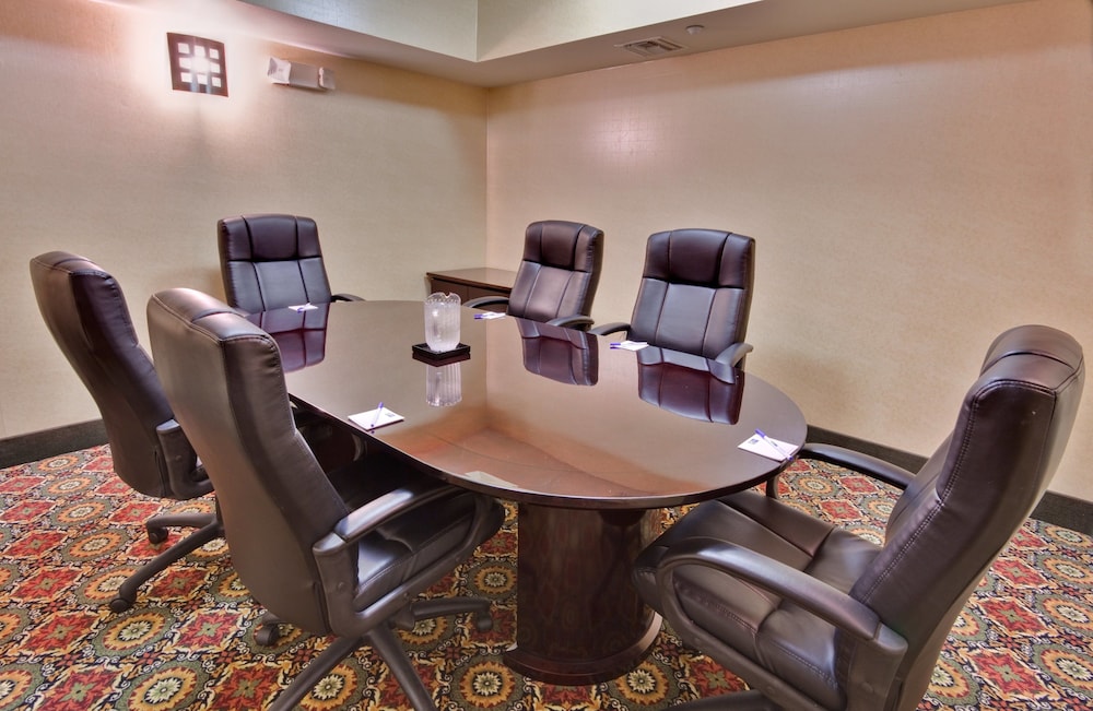 Holiday Inn Express Suites Rancho Cucamonga 43/57
