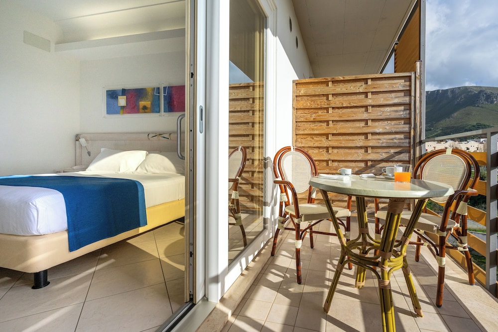 Elaia Garden Hotel 45/48