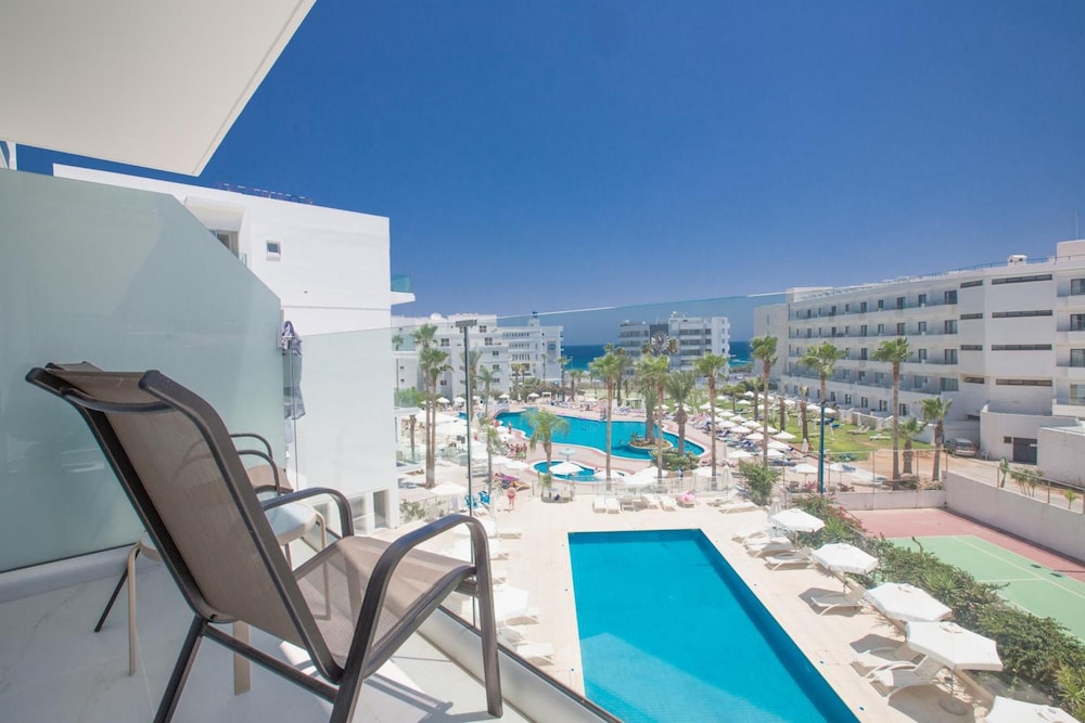 Tsokkos Beach Hotel 60/64