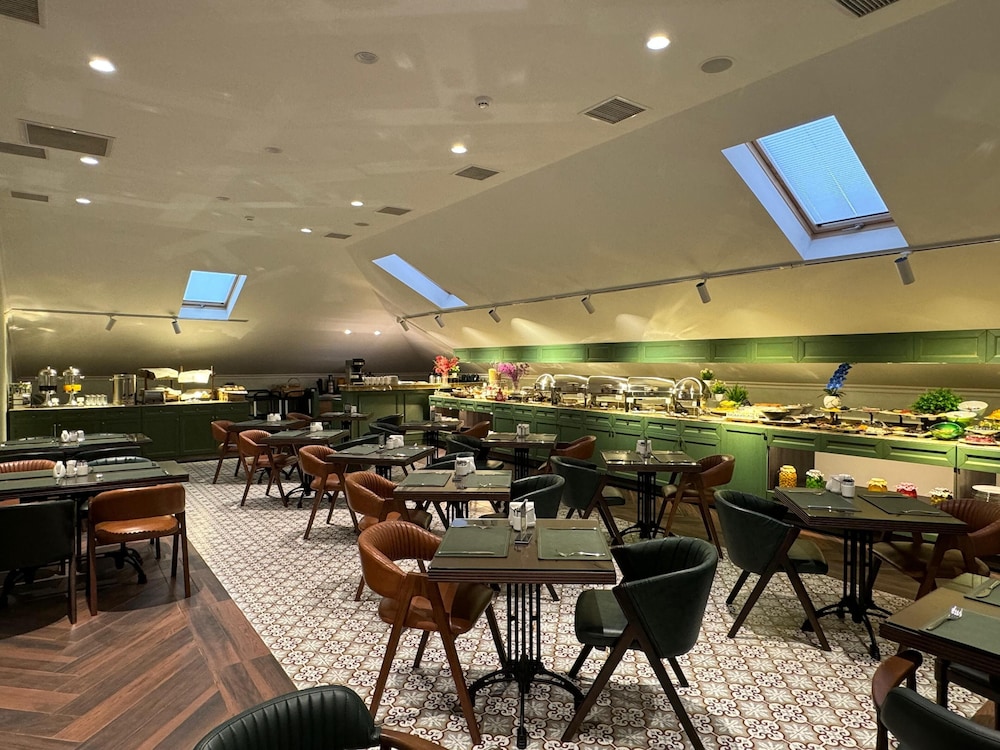 Midway Baku Hotel 50/68