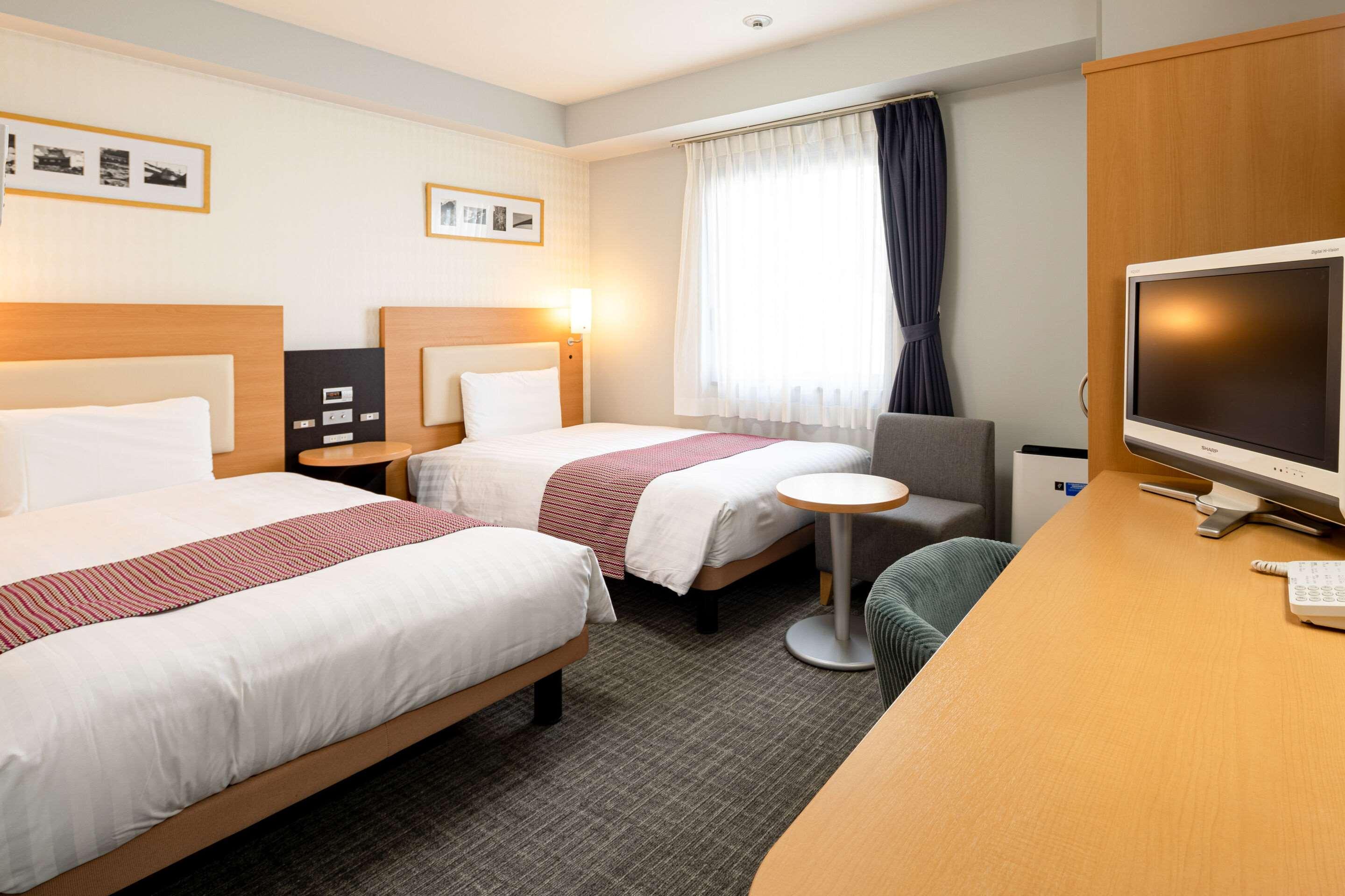 ROOM, TWIN BEDS