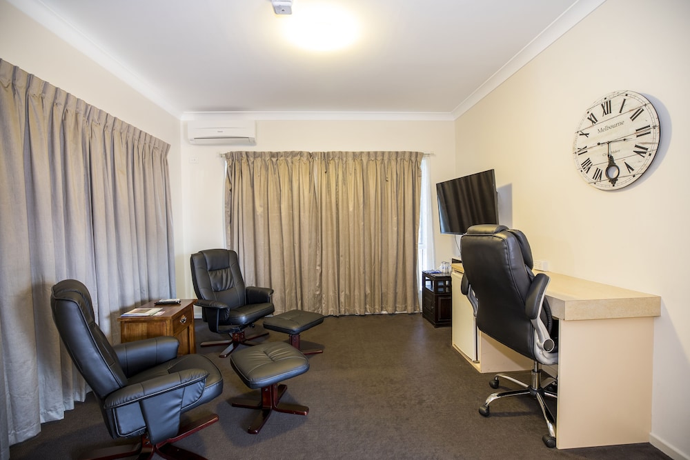 Emerald Maraboon Motor Inn 40/56