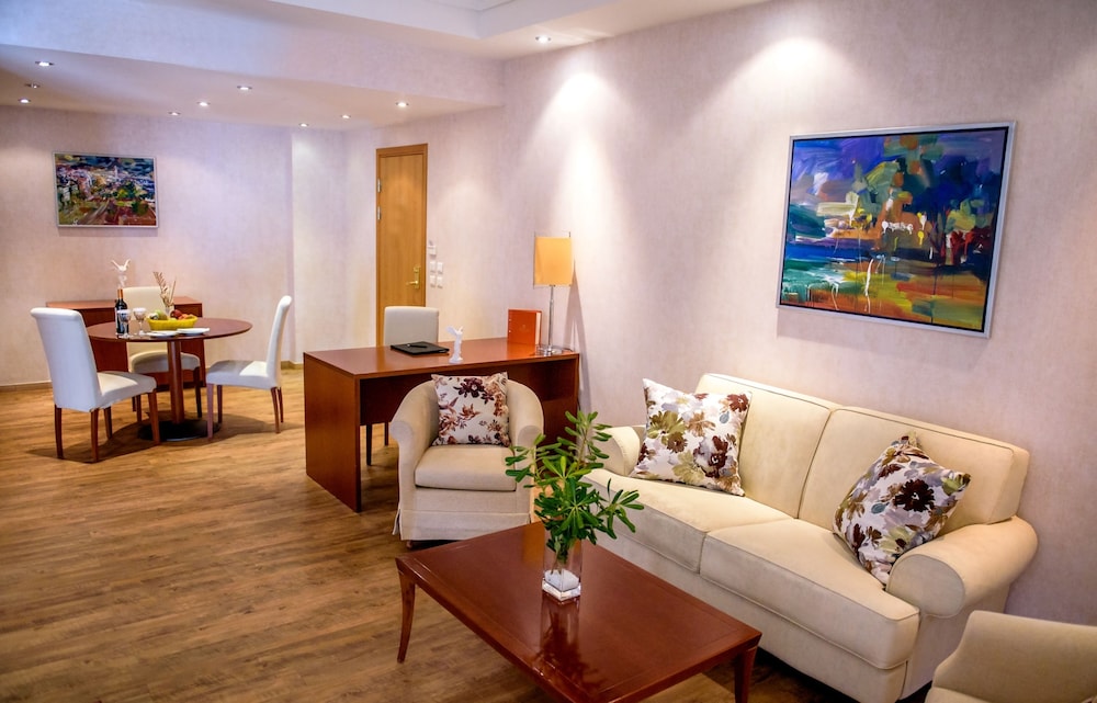 Ramada Plaza by Wyndham Thraki 32/49