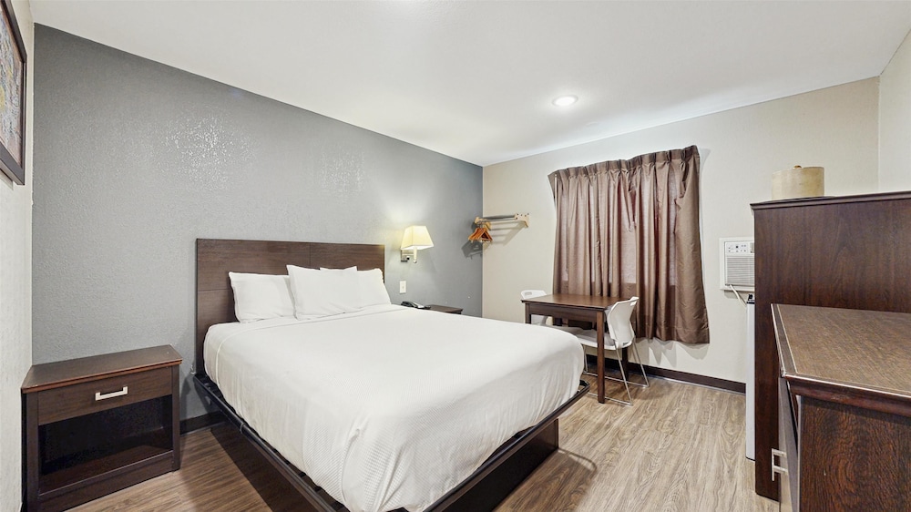 غرفة بسرير كينج، Red Lion Inn & Suites Olathe Kansas City 5/9