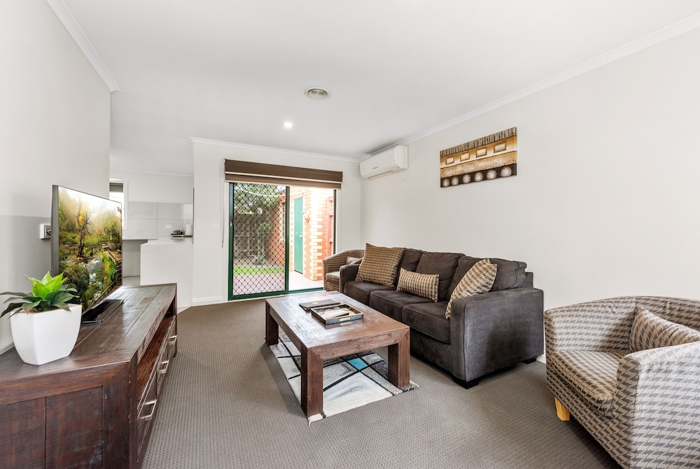 Fawkner Suites Serviced Apartments 40/64