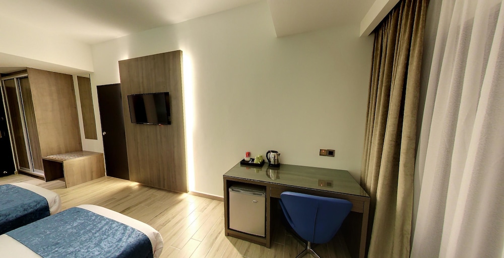 Flora by Crossroads Hotel 38/47