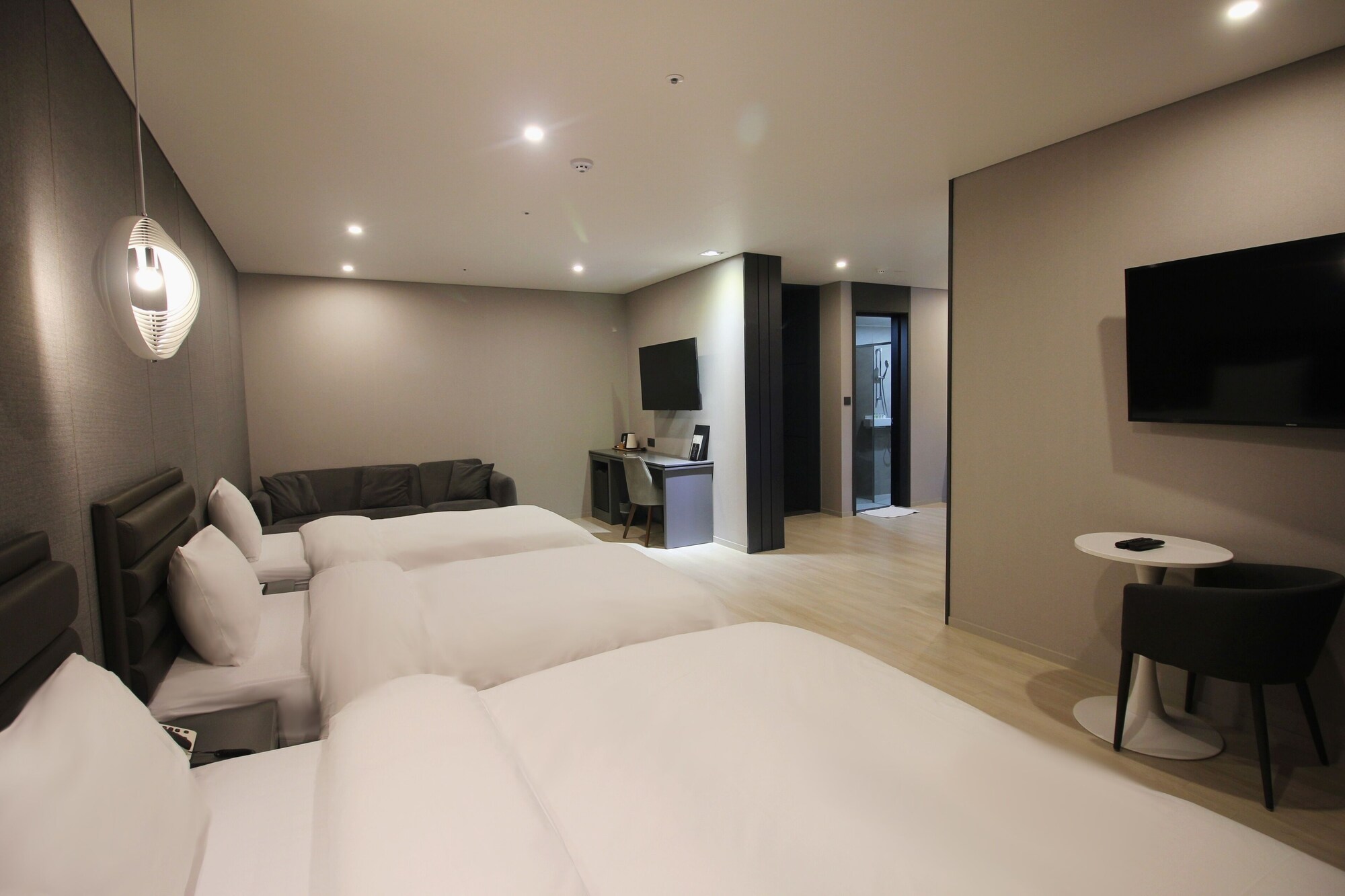 غرفة بريميير بسرير كوين وسريرين منفصلين