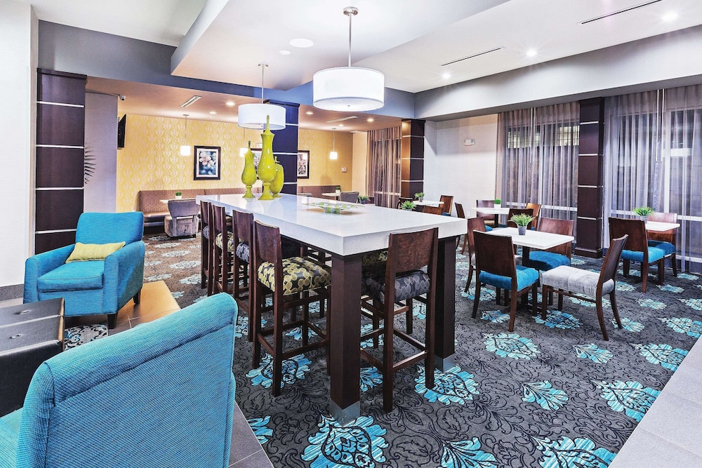 La Quinta Inn & Suites by Wyndham Fort Worth Arlington West 32/41