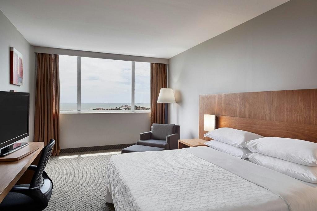 Guest Room, Executive, King Bed, Ocean View, Club Floor, High Floor