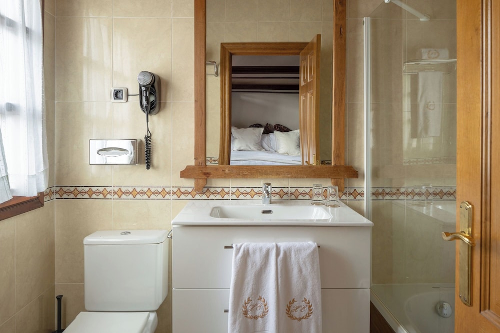 Hotel The Originals and Spa Etxegana 69/70