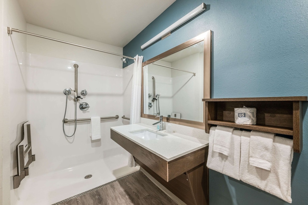 Room, Queen Bed, Accessible, WoodSpring Suites Linden 3/4