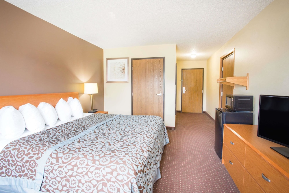 Days Inn by Wyndham Evansdale Waterloo 15/40