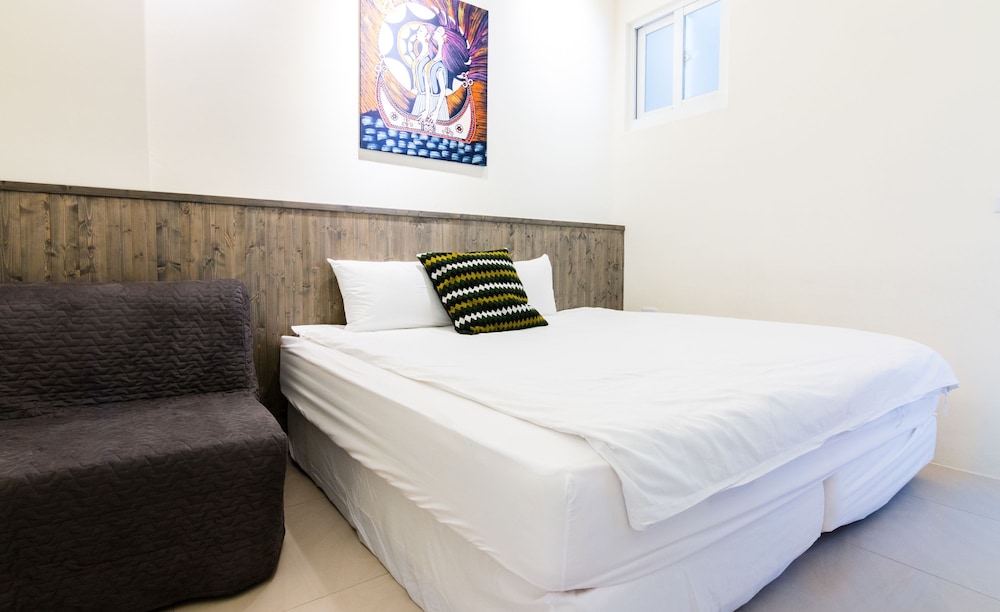 ECONOMY, DOUBLE OR TWIN BED, NO WINDOW
