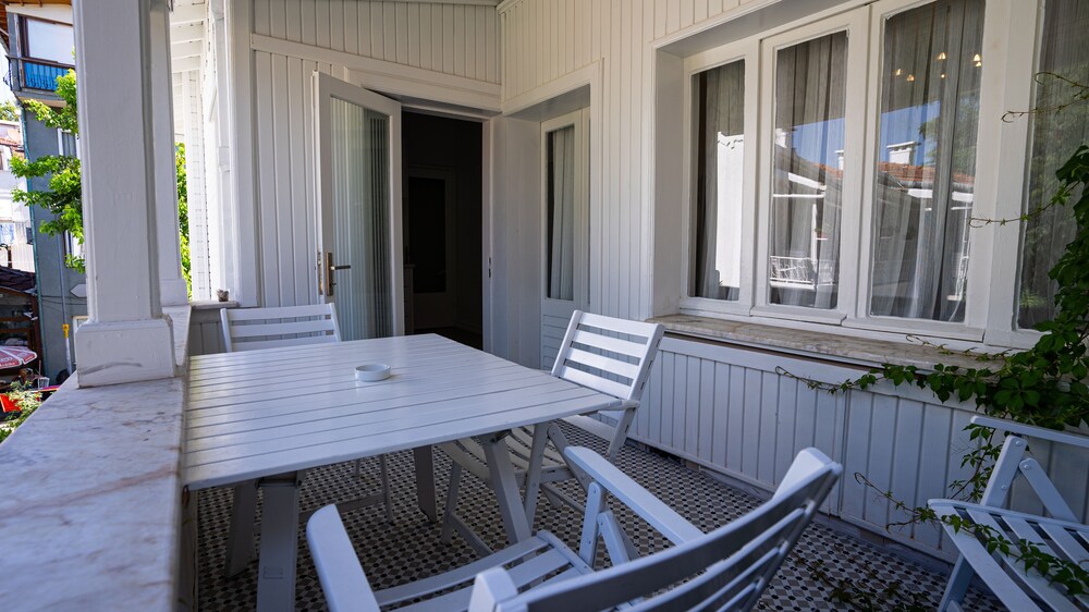 Ece Suites Apart 5/50