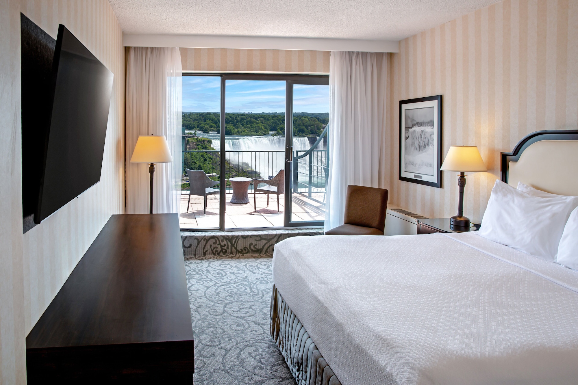 Standard, King Bed, Falls View, Balcony