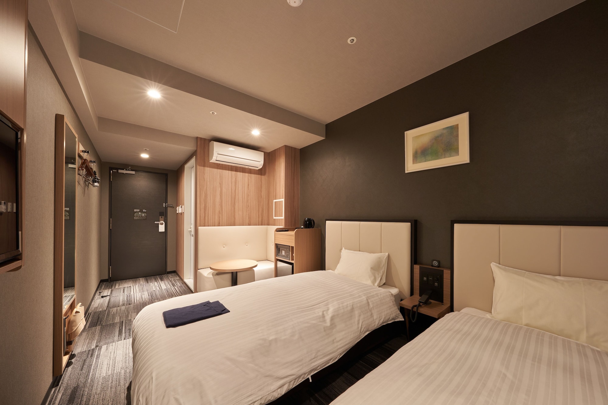 ROOM, SINGLE, TWIN BEDS, NO CLEANING SERVICES