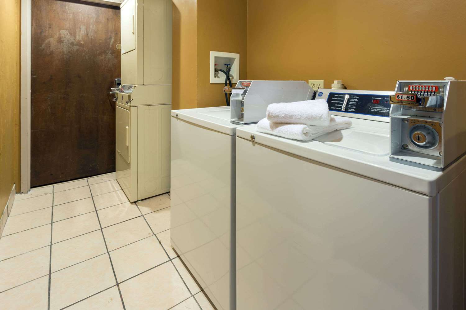 Days Inn & Suites By Wyndham Northwest Indianapolis 40/40