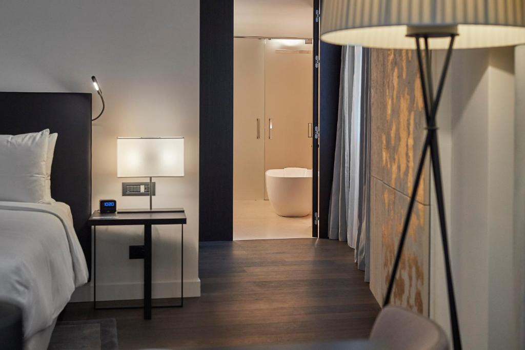 جناح جونيور بسرير كينج، Hilton Lake Como 4/5